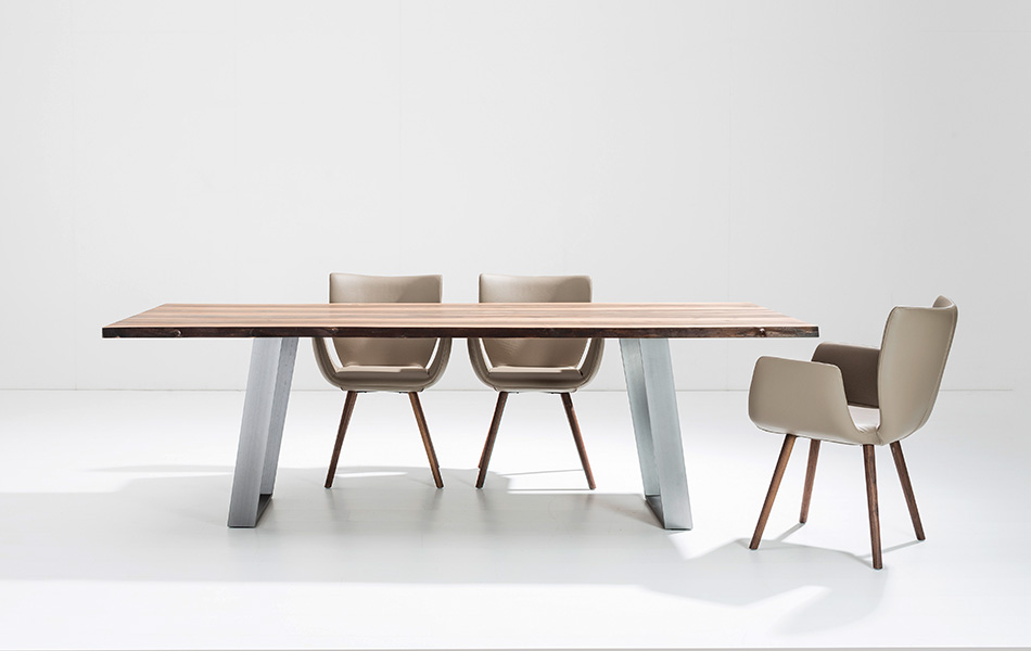 Scholtissek Tisch KANTARA · Stühle KASAAR Scholtissek Tisch KANTARA · Stühle KASAAR
